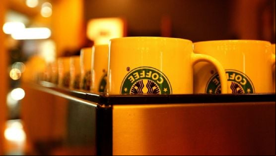 Starbucks é alvo de ação que pede R$ 1 bi a trabalhadores escravizados em fazendas de café no Brasil