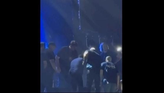 VÍDEO: Cantor sertanejo cai do palco, interrompe show e preocupa fãs
