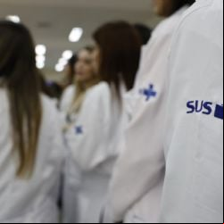 Governo Lula amplia número de vagas e bolsas para médicos e residentes